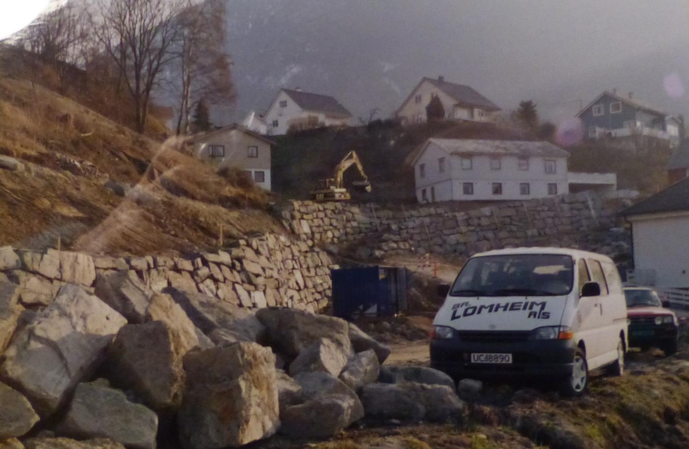 bilete av arbeid med stein, veg, maskiner og bilar