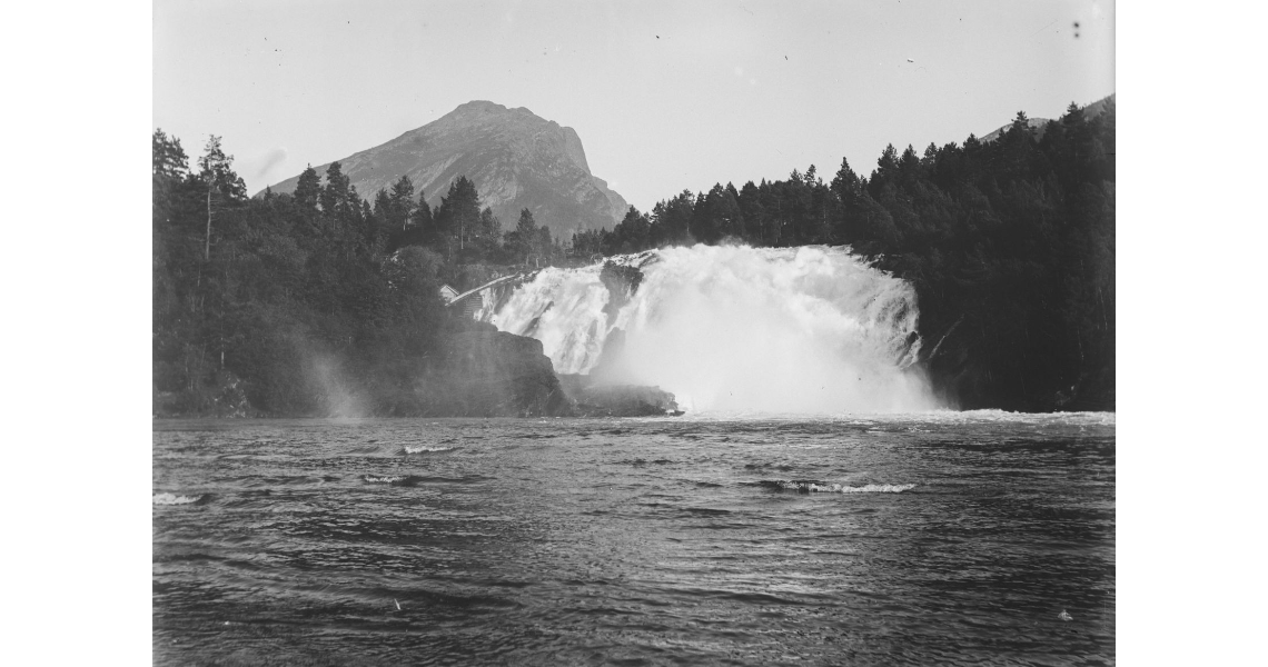 Bilete av foss, svart-kvitt