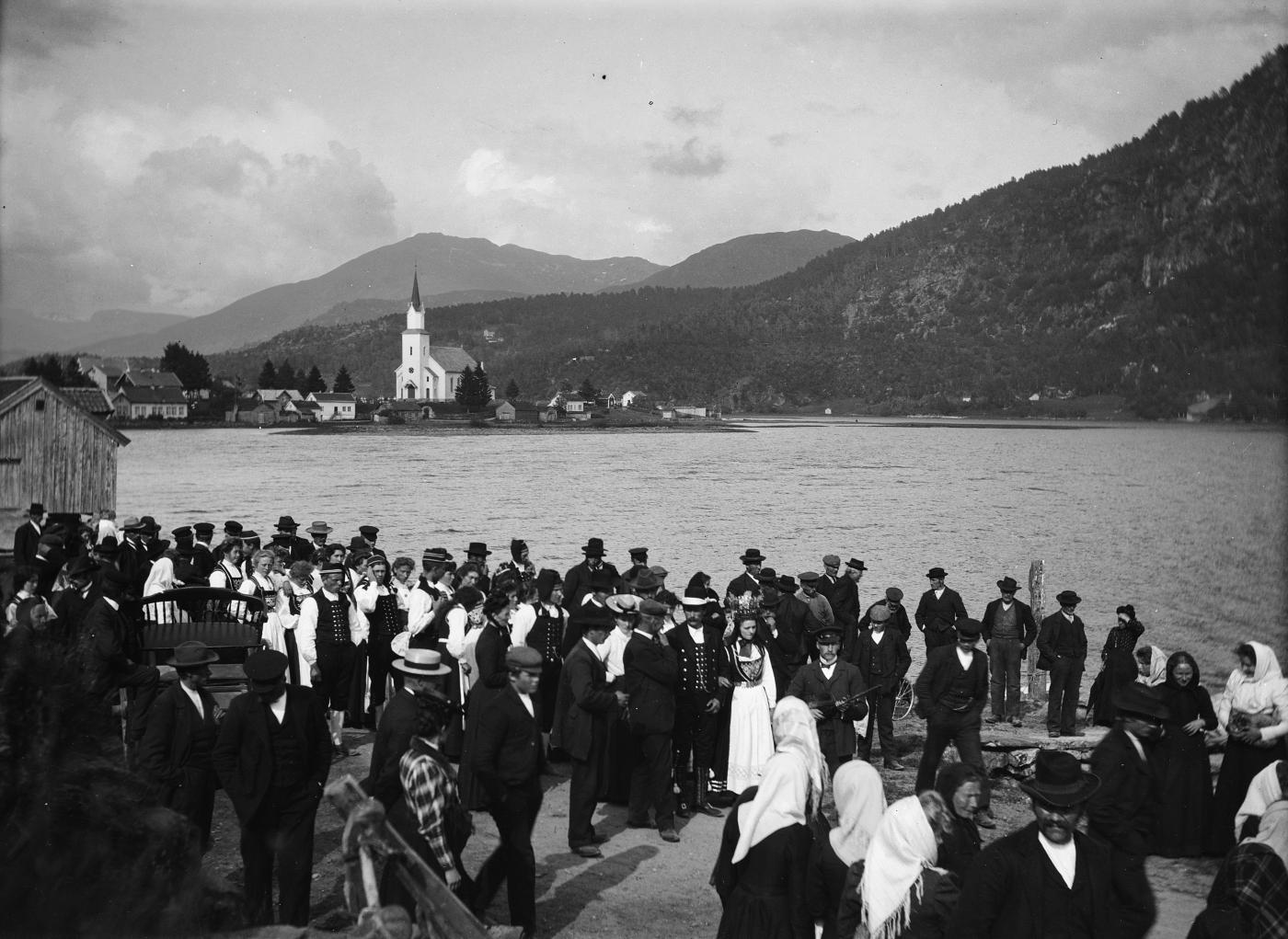 Bryllaupet til Inga og Alfred Torvik 17. juni 1907 i Naustdal.