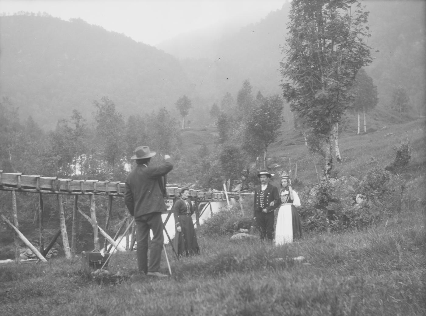 Fotograf Fauske i arbeid. 17. juni 1907.