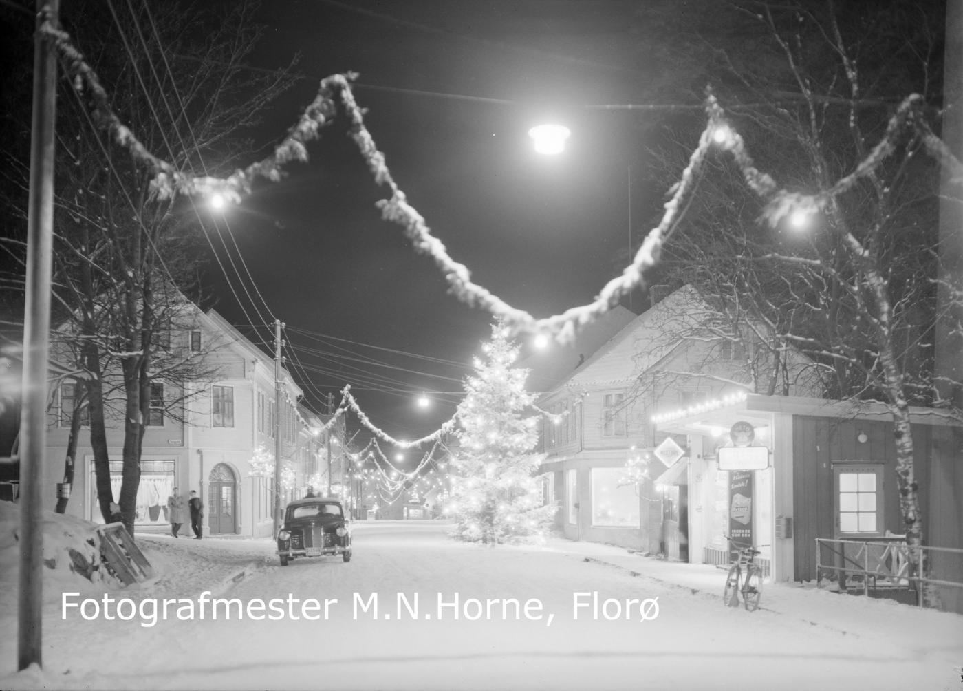 Strandgata i Florø sett mot vest. Det er julstemning ein stille desemberkveld i 1958.