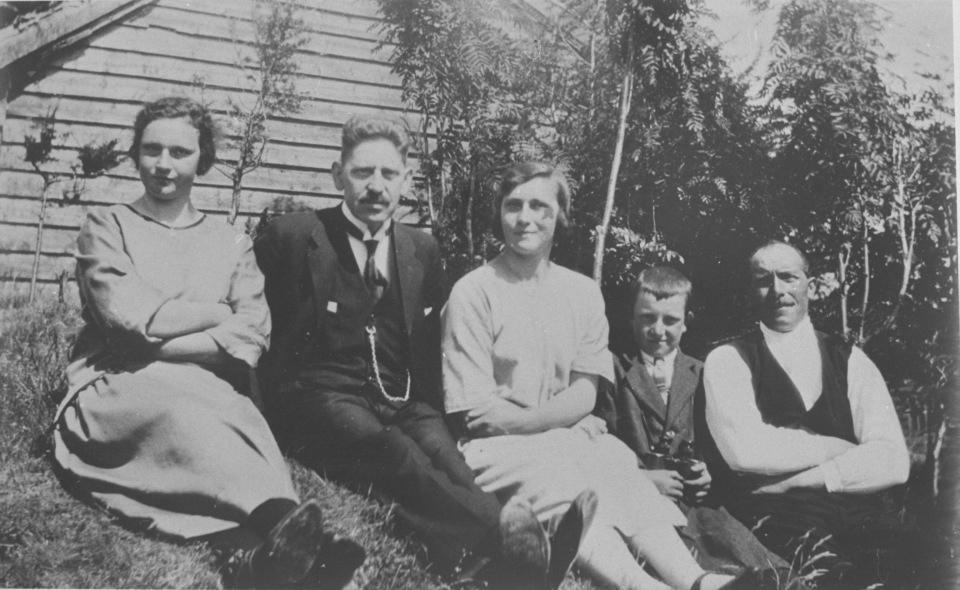  Frå venstre: Hilda Gåta (f.1904), politifullmektig Dan Lund, Marie Gåta (1907-1992), Lars Gåta (f.1914) og Karl Gåta (1875-1940). 