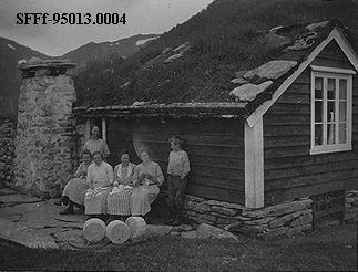 Frå Midttaklestølen: stølsjenter med strikkety framfor selet til Bjarne Takle.