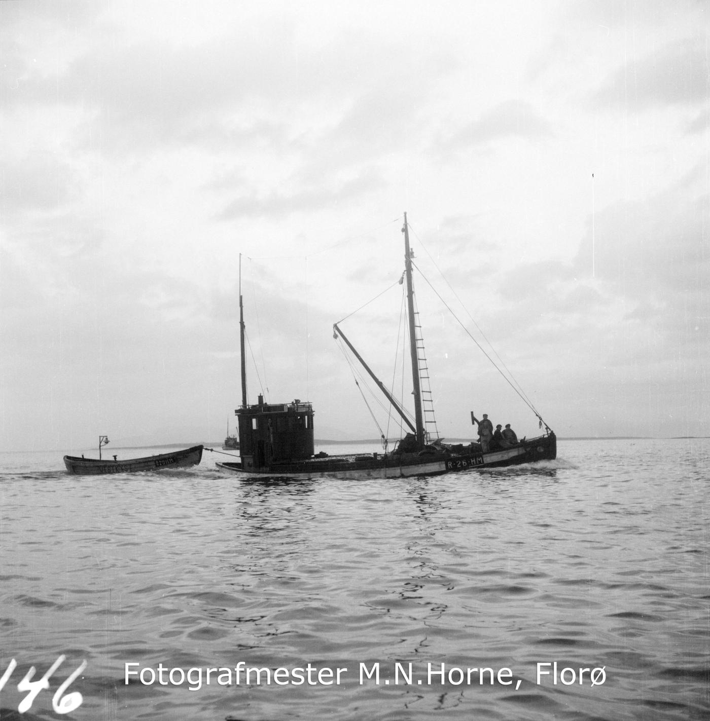 Fiskebåt, fullasta, med liten båt bak