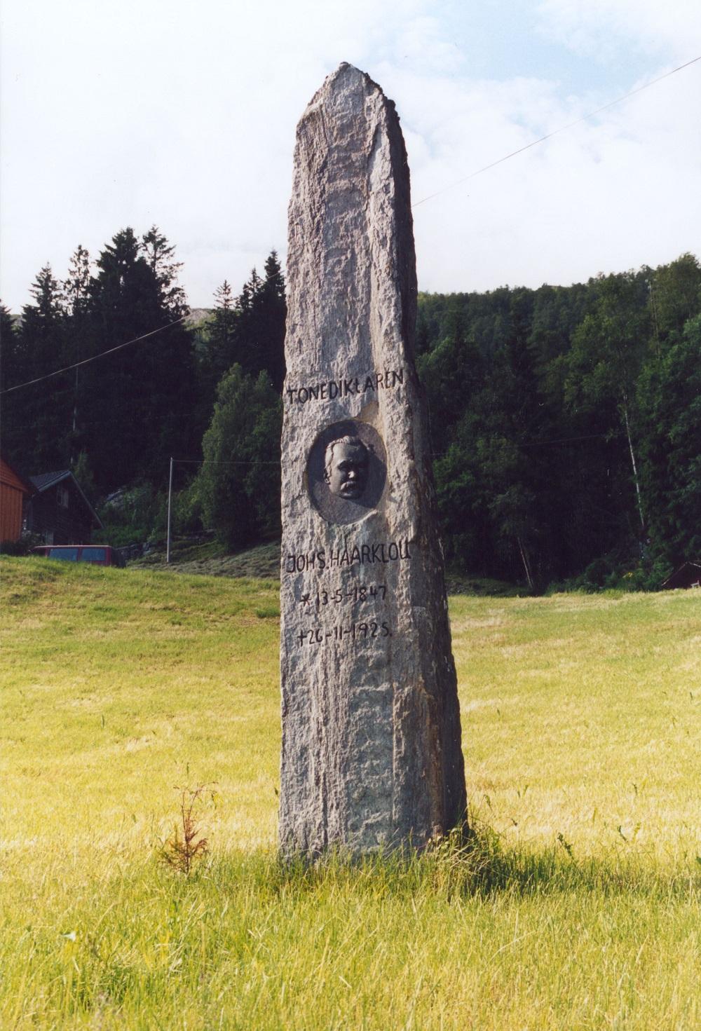 Haarklou-steinen i Haukedalen. Emnet fann dei i ein i ein berghammar på Øygarden like ved. Steinen er nær tre og ein halv meter høg.