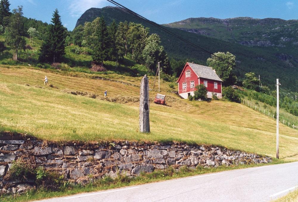 Haarklou-steinen står godt synleg frå vegen på garden Hårklau ved Haukedalsvatnet. Han vart flytta nokre få meter på 1970-talet då fylkesvegen vart noko omlagd og utvida.