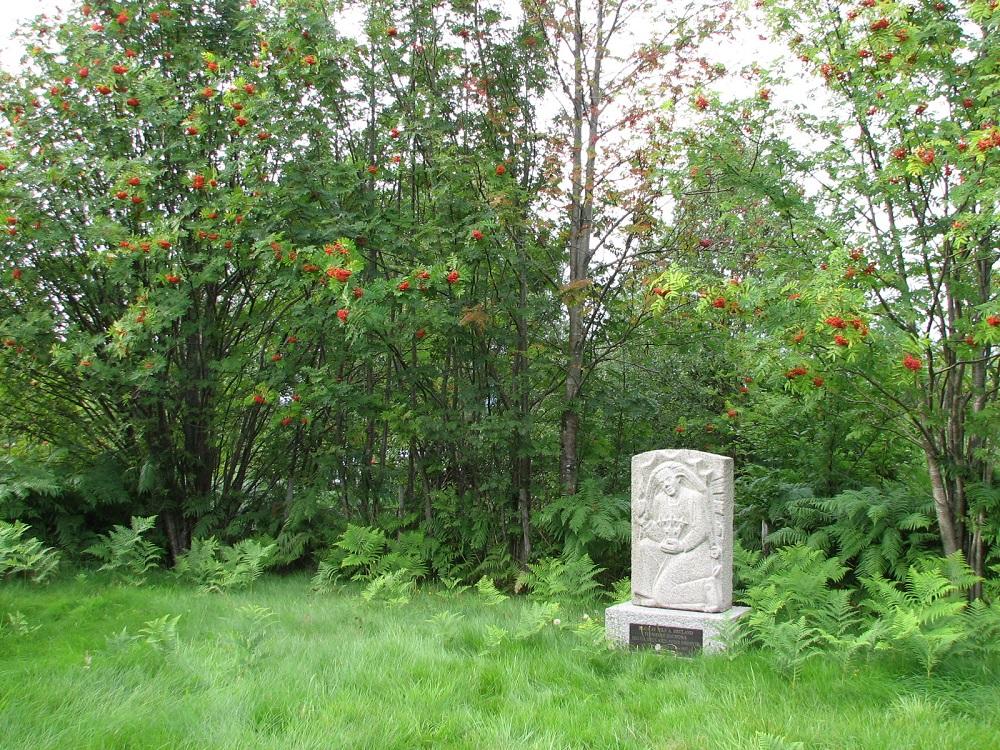 Minnestein på den gamle kyrkjegarden i Rutledal.