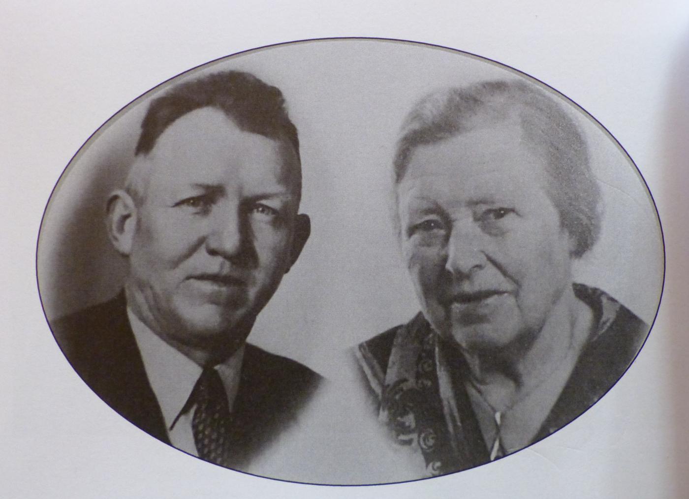 Nils Viga (1901-1963) og kona, Mallin Viga, fødd Tuntland (1904-1993). I merkeregisteret over registreringspliktige fiskefarkostar står Nils Viga oppførd som eigar av «Vestkyst» i åra 1953-1963. Då Nils Viga døydde 23. februar 1963, vart enkja Mallin, eigar. «Vestkyst» vart stroken i merkeregisteret etter at skøyta forliste 10. november 1963.