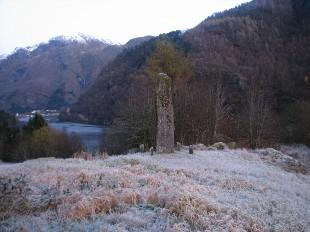 Minnesteinen på Steffensbruket på Hope, i vestre enden av Hopsvatnet. Sentrum i Hyen i bakgrunnen.