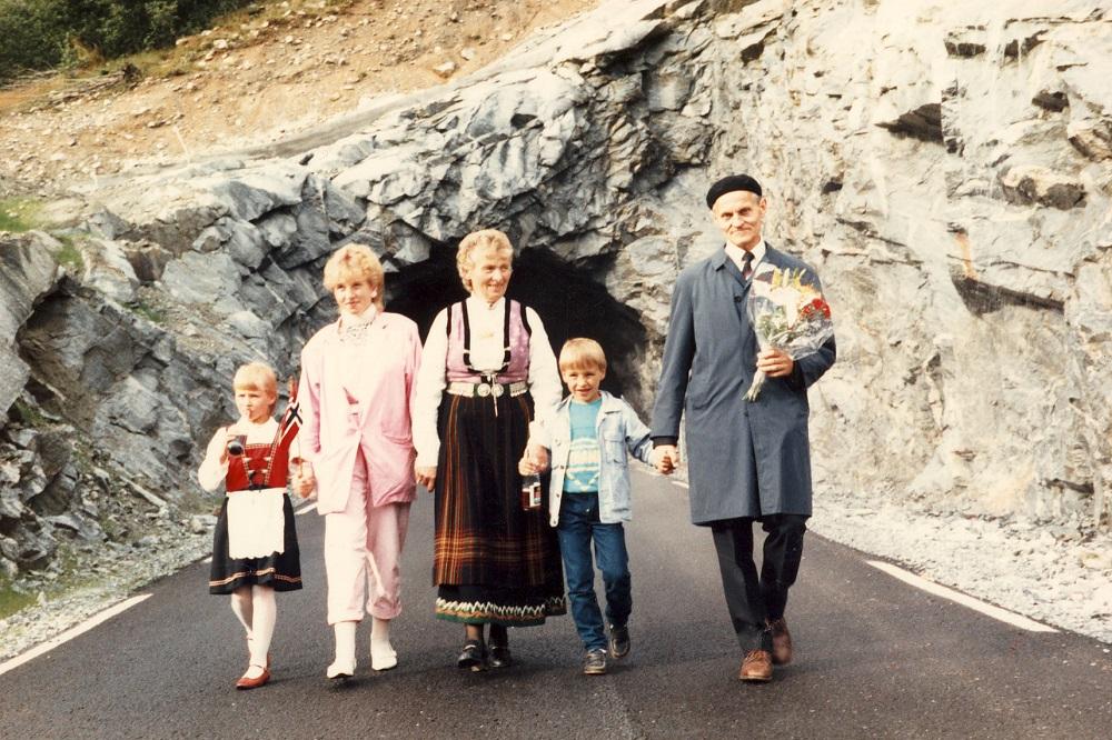 Vegopning i strålande sommarver 23. august 1985. Den siste strekninga av sørsidevegen i Høyanger mellom Søreide og Vamråk, var endeleg på plass. Vegsjef Rasmus Værn er her saman med Brynhild Vamråk, som i mange år stod på for å få  midlar til den siste vegbiten. Mellom Søreide og Vamråk er det 3,4 km og 1378 m er tunnel.

 