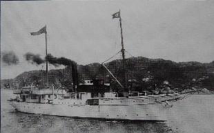 <p>Redakt&oslash;r Ivar Tveit reiste hausten 1941 med ds &laquo;Hornelen&raquo; fr&aring; Leikanger til Bergen. <br />
&laquo;Hornelen&raquo; var bygd i 1866 og gjekk i rute for Fylkesbaatane til sommaren 1950. </p>