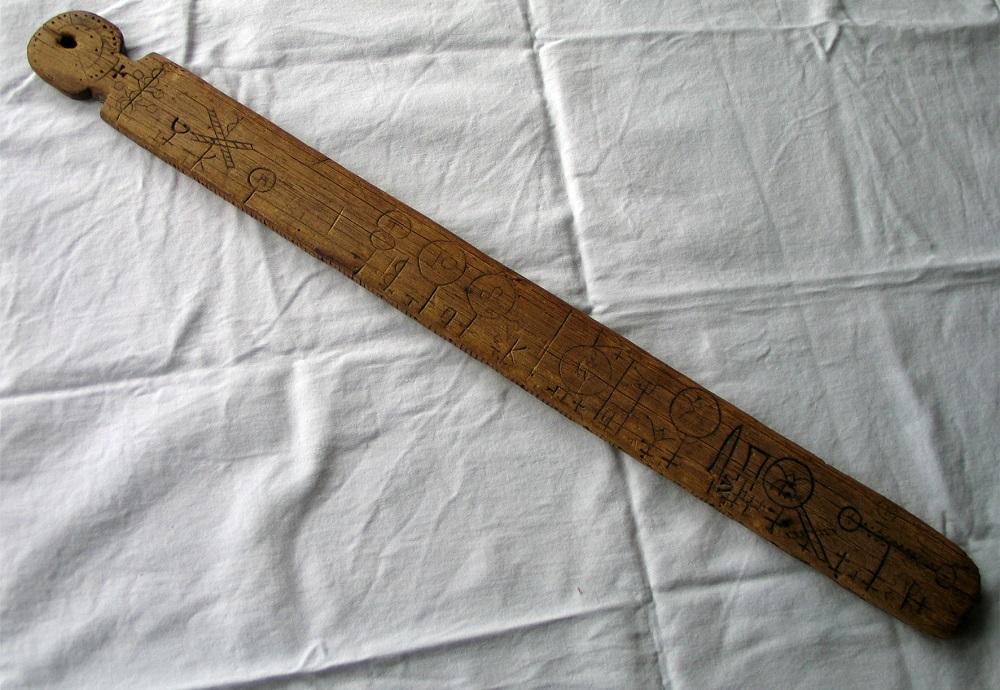 Primstav i eik frå garden Ørnehaug på Viksdalen i Gaular. Biletet syner sommarsida av staven.
