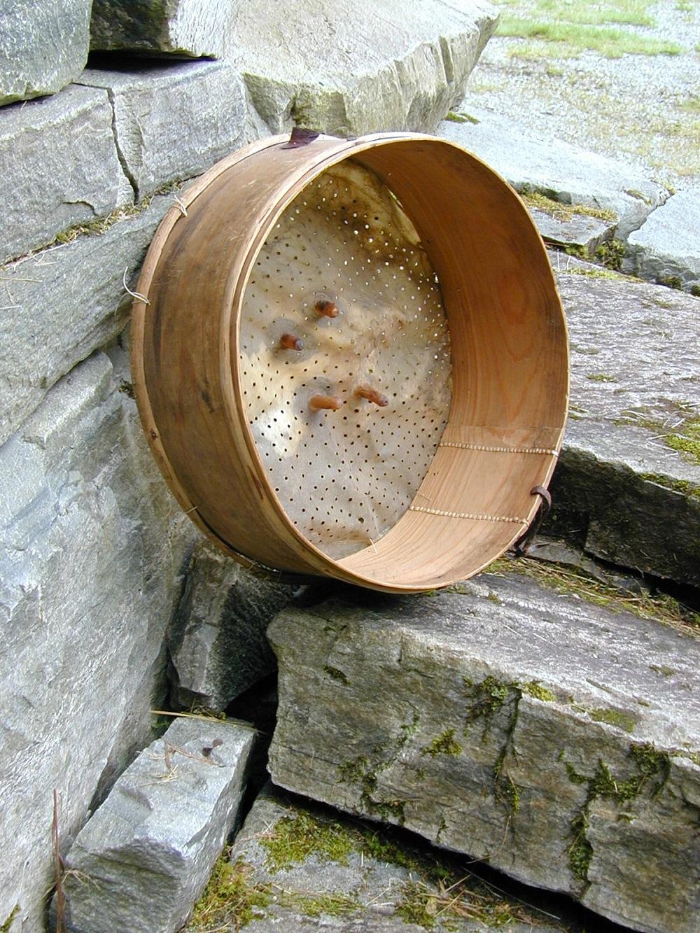 Det er ikkje mykje tvil om kva denne sila er laga av. Spenane på det perforerte kujuret er godt synleg. Det som i si tid var naudsynt bruk av knappe ressursar, gjer mange ei sterk kjensle av ubehag i 2005.

 