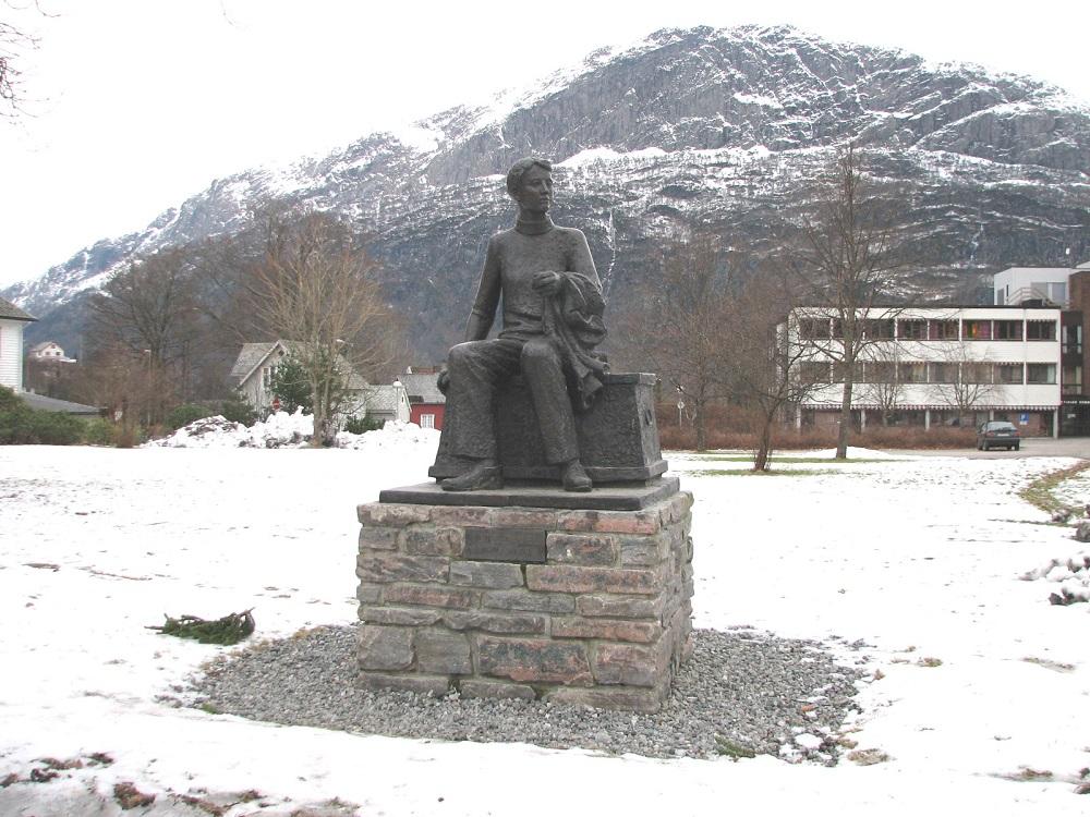 Vesle Daniel-skulpturen står i parken i Dale sentrum. I bakgrunnen, kommunehuset i Fjaler.

