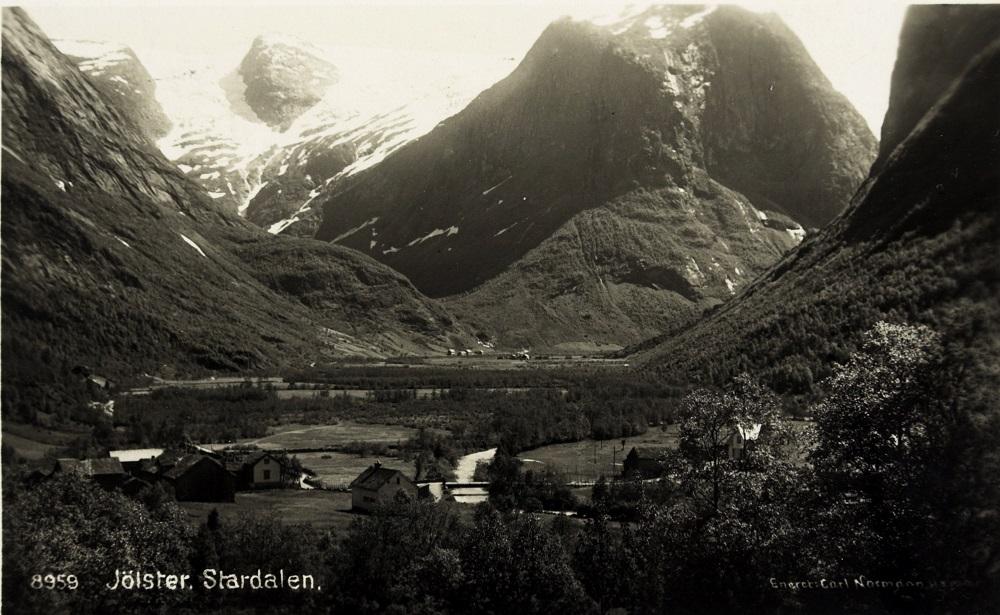 Inst i Stardalen ruvar fjellet Gallen. Biletet er frå eit postkort som ein engelsk turist sende frå Sandane i september 1926. Gardane lengst framme heiter Fonn.

