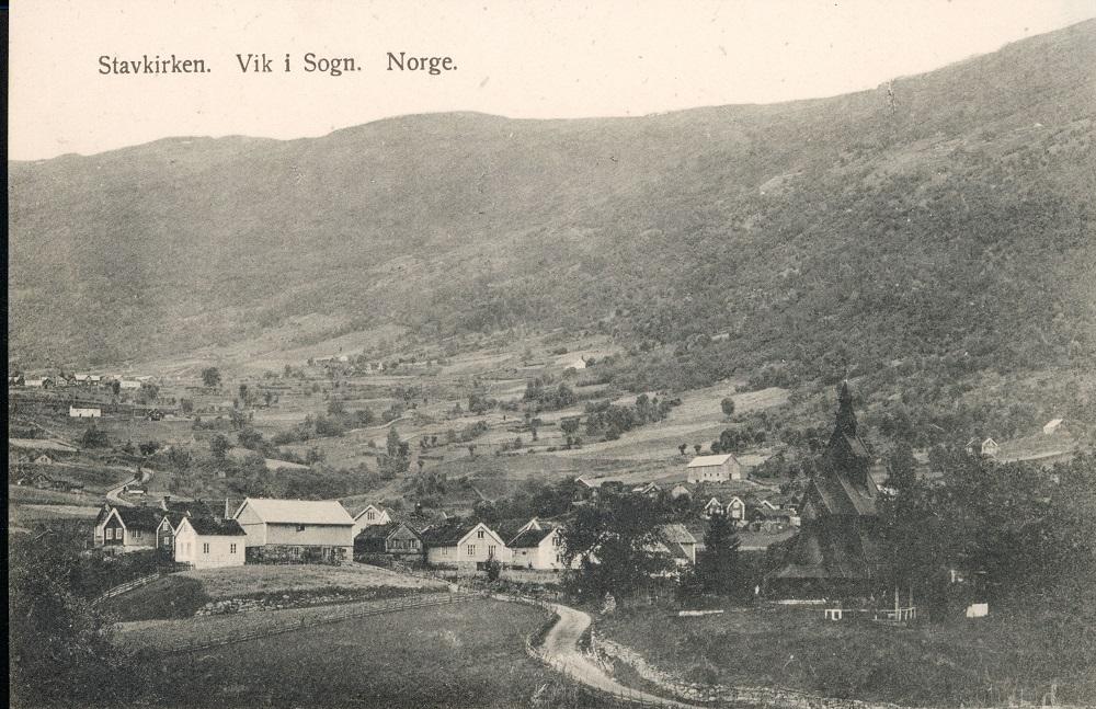 Olav Hoprekstad var fødd og oppvaksen på Hopperstad i Vik, ikkje langt frå stavkyrkja. Fotoet syner stavkyrkja og nokre av gardstuna på Hopperstad, men ikkje den garden Hoprekstad var frå. I sitt yrkesaktive liv budde han i Bergen, der han var lærar og rektor. Hoprekstad var der aktiv i lag og organisasjonar.