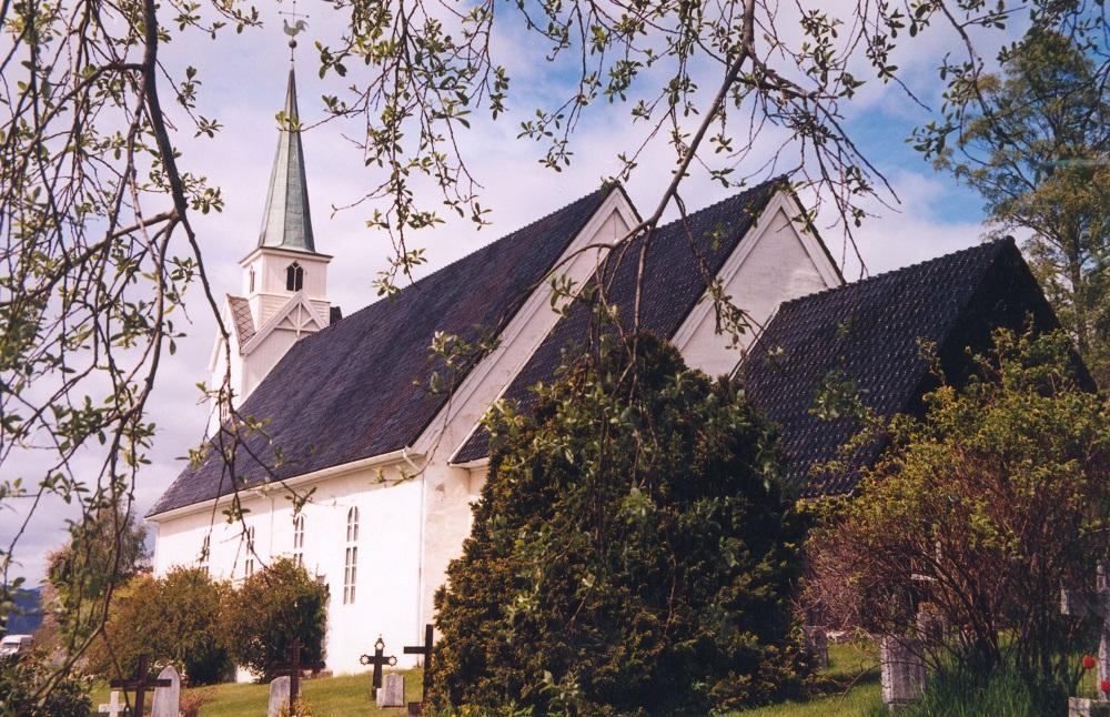 Biletet er teke mot nordvest. Sakristiet til høgre i biletet vart bygt på 1960-talet. Koret vart bygt i 1931 og tårnet i 1879. Alderen på sjølve kyrkjeskipet veit vi ikkje sikkert.