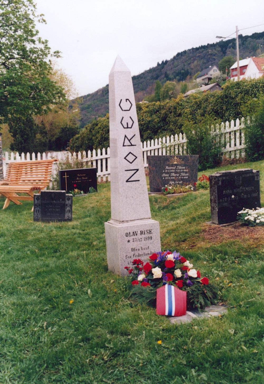 Minnesteinen på grava til Olav Rise 17. mai 2001. Det er fire krigsgraver på kyrkjegarden på Leikanger. Det vert lagt ned krans på dei kvar 17. mai.