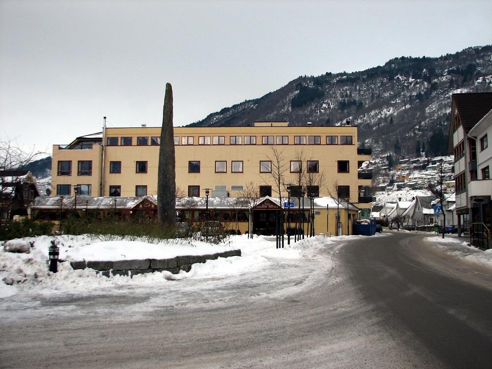 Minnesteinen om soldatar i ufredsåra 1807-1814 står på Lægreidplassen, framfor Lægreid Hotell. I skriftlege kjelder finn me tre andre namn brukt på plassen steinen vart oppsett: Allmenningen, Plassen og Gildevangen.

