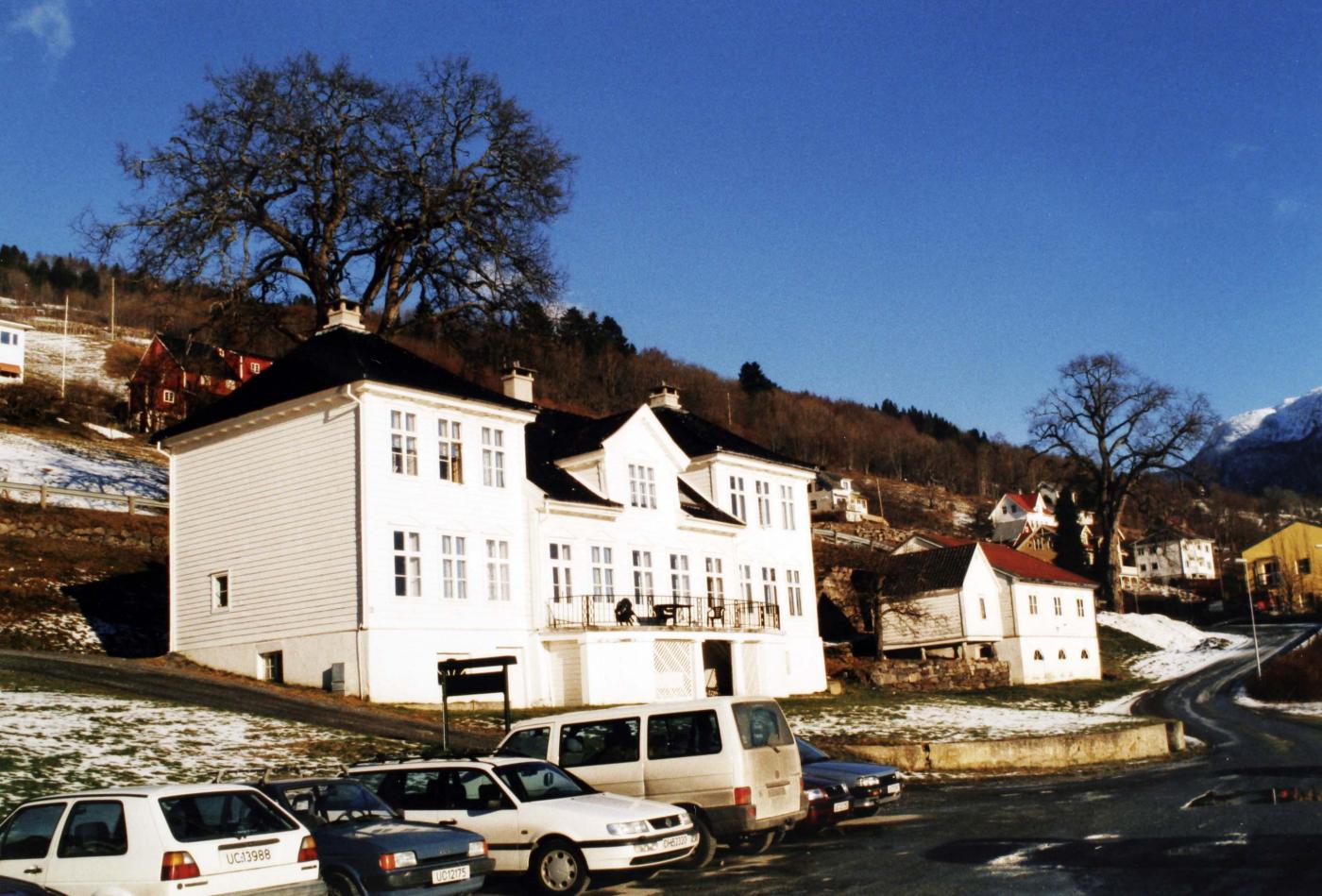 <p>Sorenskrivargarden p&aring; Leikanger, hovudbygning og to uthus. Hovudbygningen er oppf&oslash;rt i to steg, - midtbygningen i 1820-&aring;ra, dei to fl&oslash;yane og arken p&aring; oppsida i 1866. Alderen p&aring; dei to andre husa er ukjend.<br />
Fr&aring; 1974 har fleire "kontor" hatt tilhald i Sorenskrivargarden. Bygningen har vorte pussa opp, men romdelinga er uendra.</p>