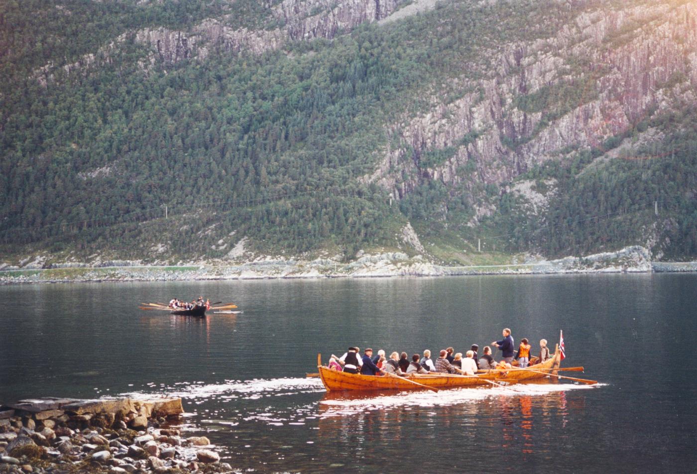 Kystlaget "Over stokk og stein" med dei to båtane "Knut" og "Sekskeipen".

