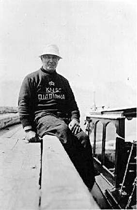 Hermund Haugen var fast båtførar på "Djadjana", båten til Walter Normann. Kvar dag heile sommarsesongen var Haugen å sjå i Holmen. For det meste låg båten i Esefjorden med passasjerar og fiska makrell.
