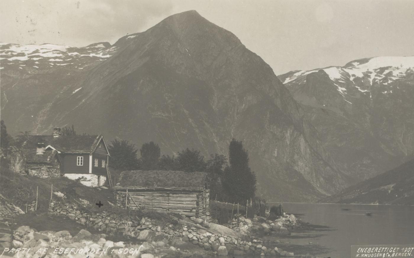 Plassen Munken kring århundreskiftet. Munkastova står til venstre like bak eldhuset.
