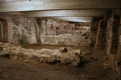Bevarte murer fra Erkebispegården under Nykirken 