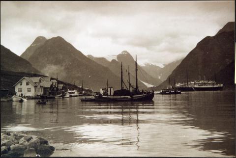 Fiskebåtar og turistskip inne i Fjærlandsfjorden.