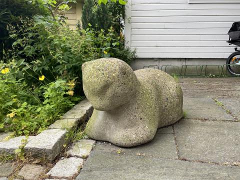 Liggende katt steinfigur