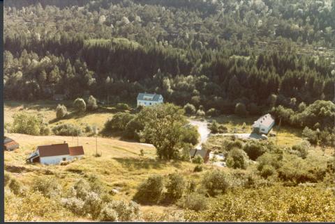 Oversyn over Myrgjerdet der dei fleste brakkene på Hyllestad stod. Den store kvite bygningen midt på biletet var kjøkkenbrakke, etter krigen ombygd og nytta til bustadhus heilt fram til 1990-åra. Til høgre brakka der Ortskommandant Hyllestad heldt til, og som i lang tid etter krigen var "kommunehus" i Hyllestad. Til høgre ei lita slette nytta til fotballbane.