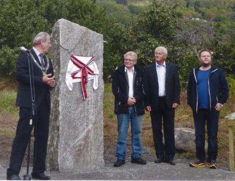 Frå opning av parken og avduking av minnesteinen, søndag 4. oktober 2015. Frå venstre: Olav Lunden (ordførar i Leikanger), Knut Henning Grepstad, (Systrond sogelag), Steinar Velle (primus motor i prosjektet Harald Hårfagre-minne i Leikanger), Kjell Arne Valvik (Systrond sogelag).