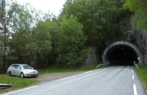 Det er råd å parkera ved austre enden av Tusvik-tunellen. Gamlevegen byrjar rett bak parkert bil.