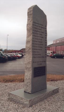 Ved flyplassen på Bringeland vart i 1985, 40 år etter hendinga, reist ein minnestein over dei allierte flymannskapa som fall "Den svarte fredagen", 9. februar 1945.