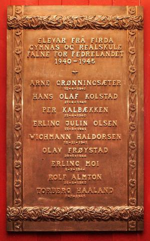 Minnetavla på Firda vidaregåande skule over falne som hadde vore elevar ved skulen.
