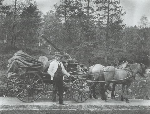 Per Sande dreiv skysskiftestasjon på Sande. I tillegg skyssa han sjølv turistar mellom Vadheim og Sandane. Her er han på Langeland kring 1915.
