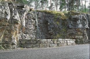 Gamle hellebrota på Eikeland og Austestad blir no nytta i murar langs riksvege